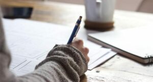Élève faisant un devoir.