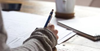 Élève faisant un devoir.